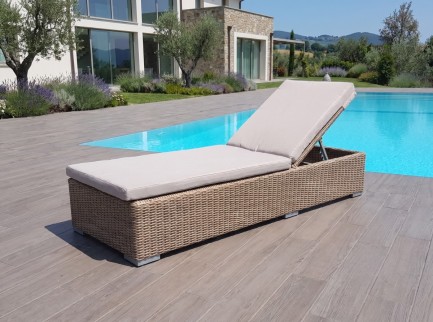 Sdraio da esterno di design in rattan