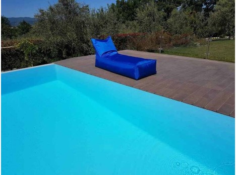 Lettino morbido colorato per piscina