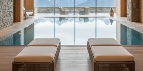 Come scegliere i lettini piscina per hotel e resort: guida professionale ai materiali, alla durata e alla fornitura contract.